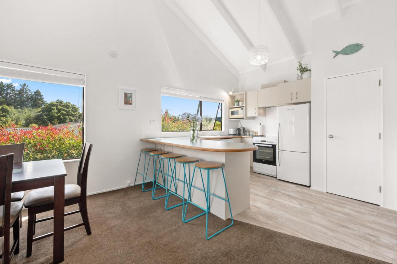 Waitahanui Lake House - Lake Taupo Holiday Home Bagian luar foto