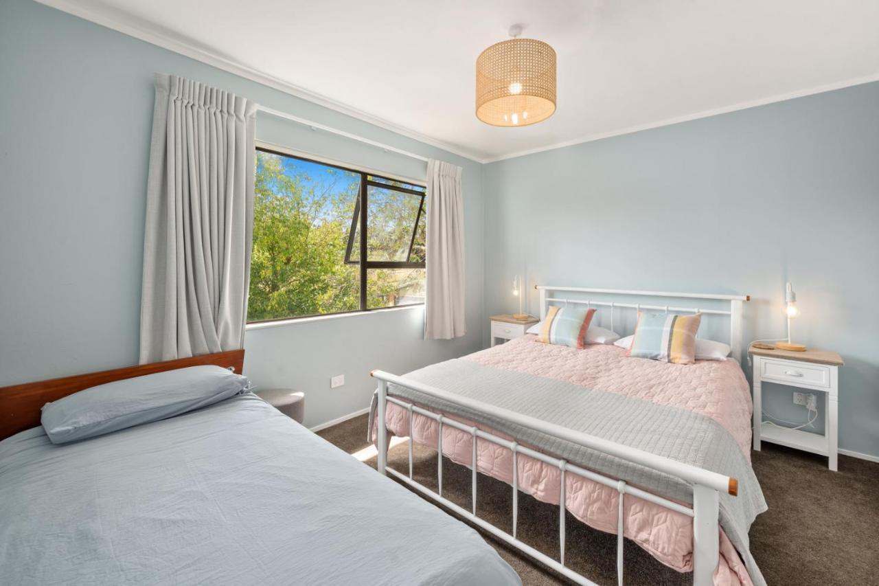 Waitahanui Lake House - Lake Taupo Holiday Home Bagian luar foto