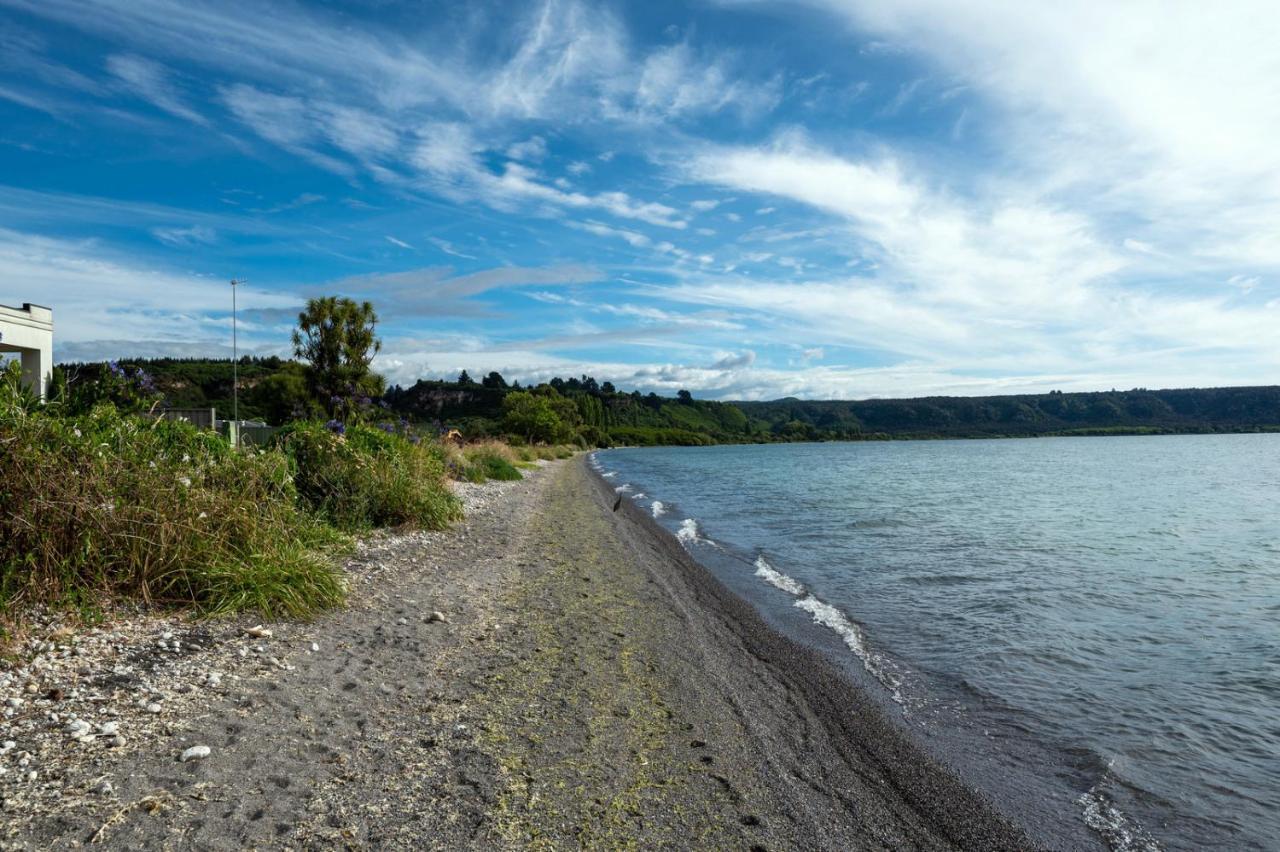 Waitahanui Lake House - Lake Taupo Holiday Home Bagian luar foto